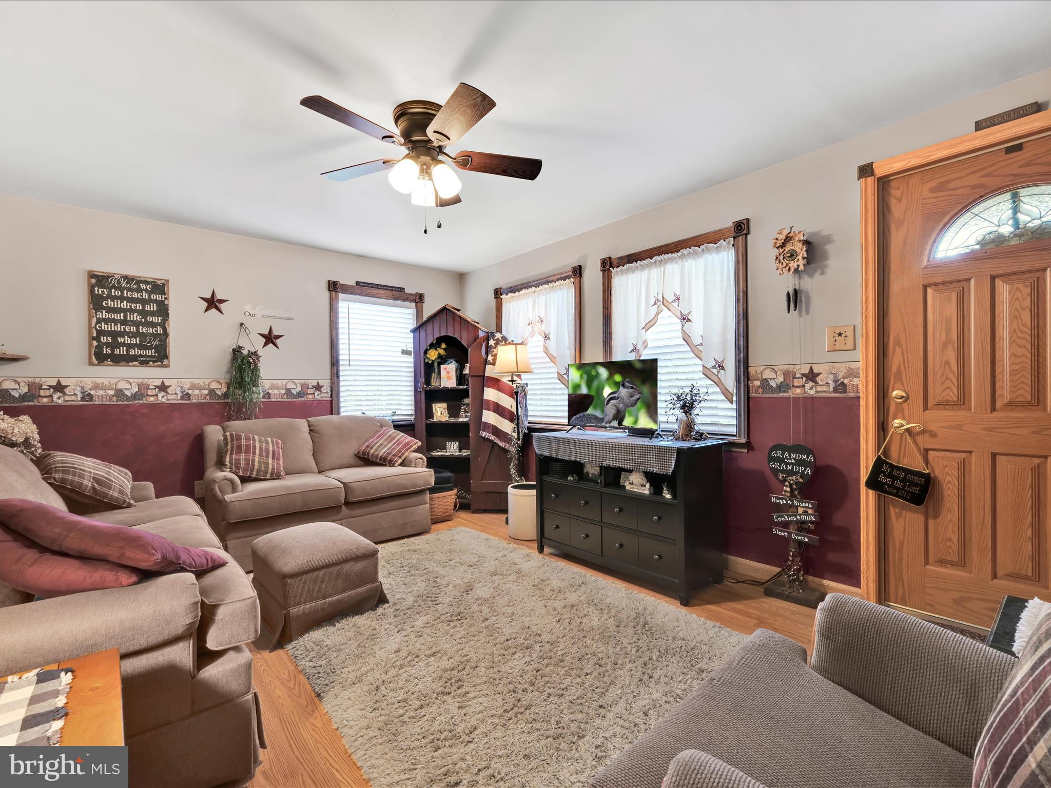 1 South Stevens Street Frackville, PA 17931 - Photo 10 of 33 Living Room