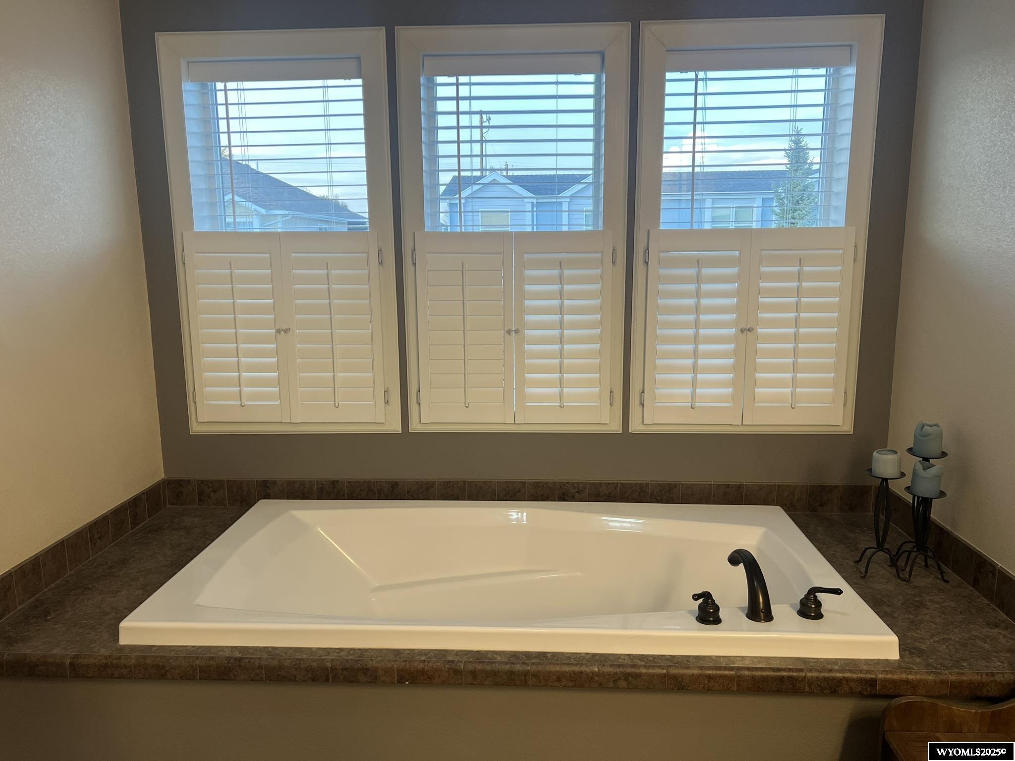 1500 Red Tail Drive Rock Springs, WY 82901 - Photo 6 of 39 Large bath tub