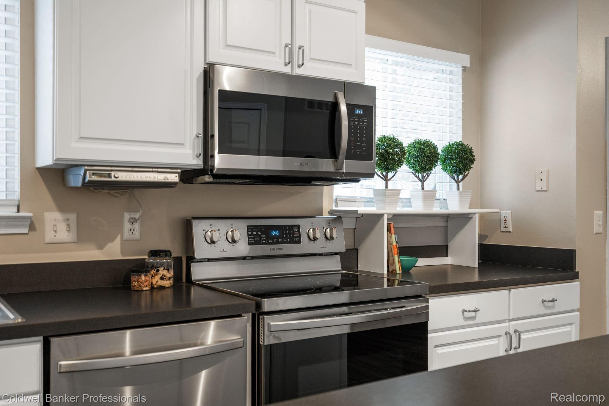 158 Eagle Ridge Road Lake Orion, MI 48360 - Photo 11 of 32 BRAND NEW appliances-Convection oven