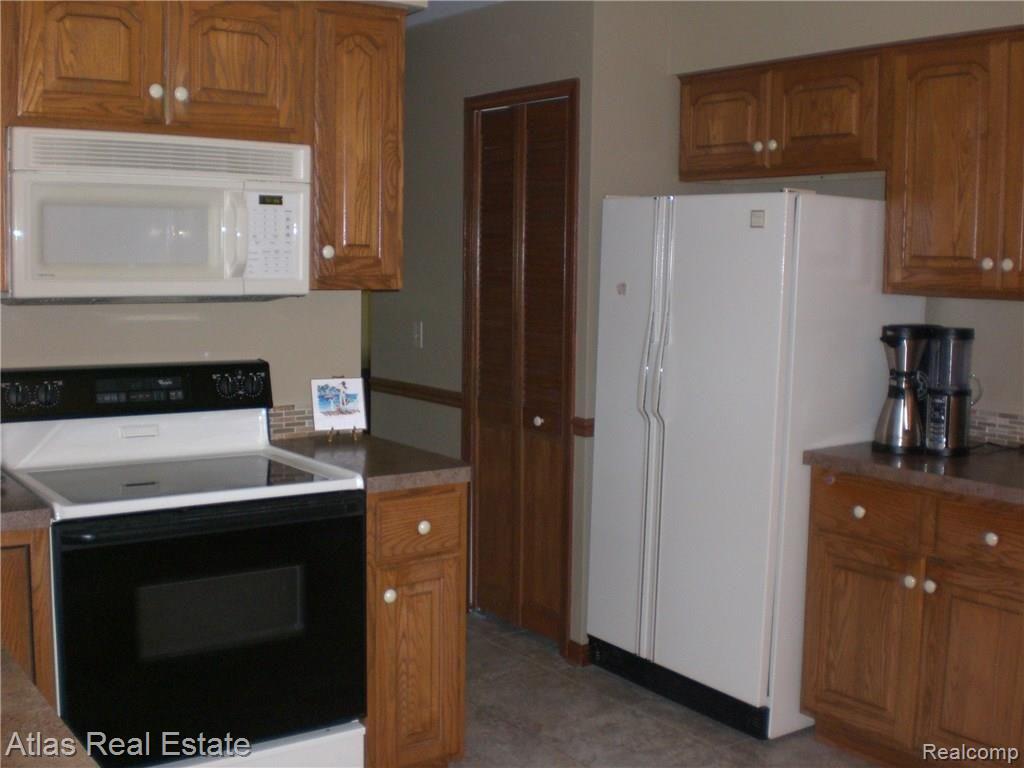 8042 Burleigh Road Grand Blanc, MI 48439 - Photo 10 of 57 8042Burleigh Grand Blanc (68).JPG