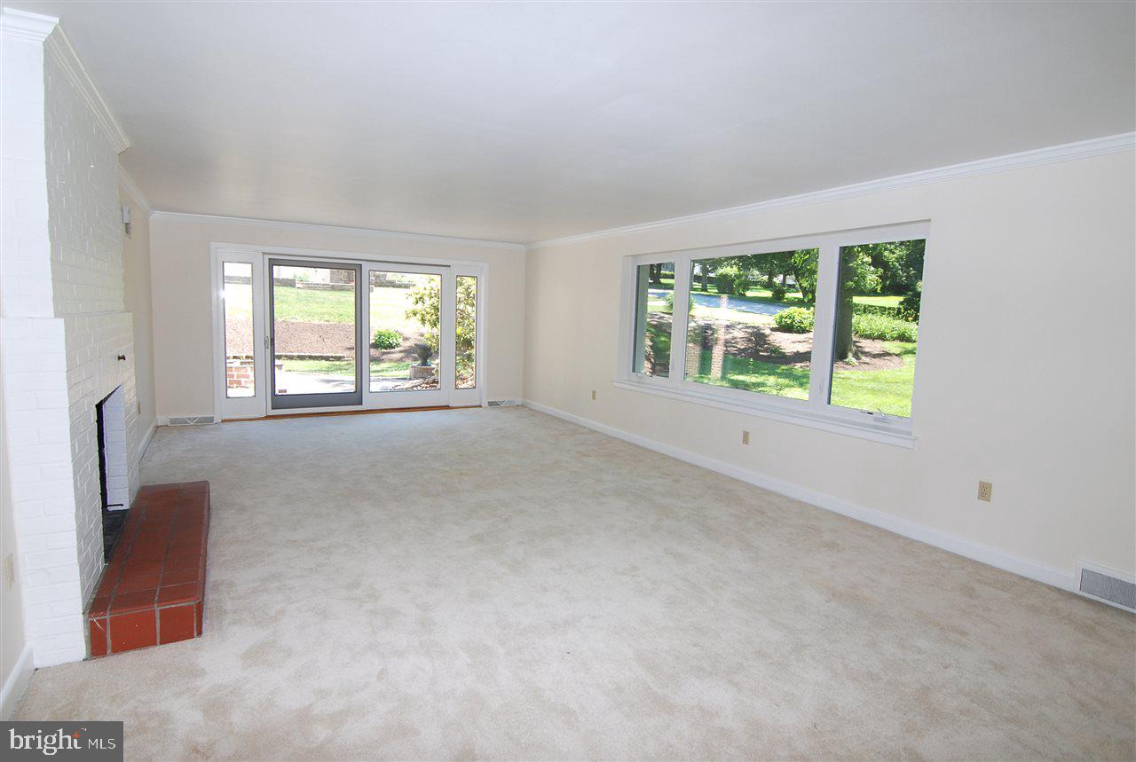 1267 Wiltshire Road York, PA 17403 - Photo 8 of 36 Gallery Image 8