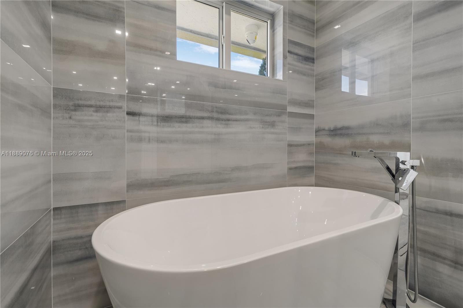 6763 Southwest 106th Place Miami, FL 33173 - Photo 20 of 38 a bathroom with a bathtub