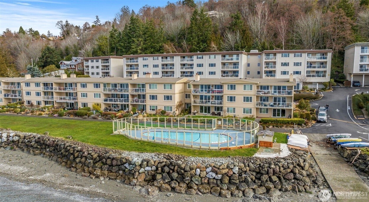 10203 47th Avenue Southwest, Unit C8 Seattle, WA 98146 - Photo 28 of 39 a view of a swimming pool with a garden