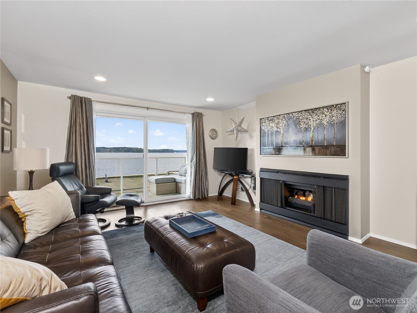 10203 47th Avenue Southwest, Unit C8 Seattle, WA 98146 - Photo 3 of 39 a living room with furniture fireplace and a large window