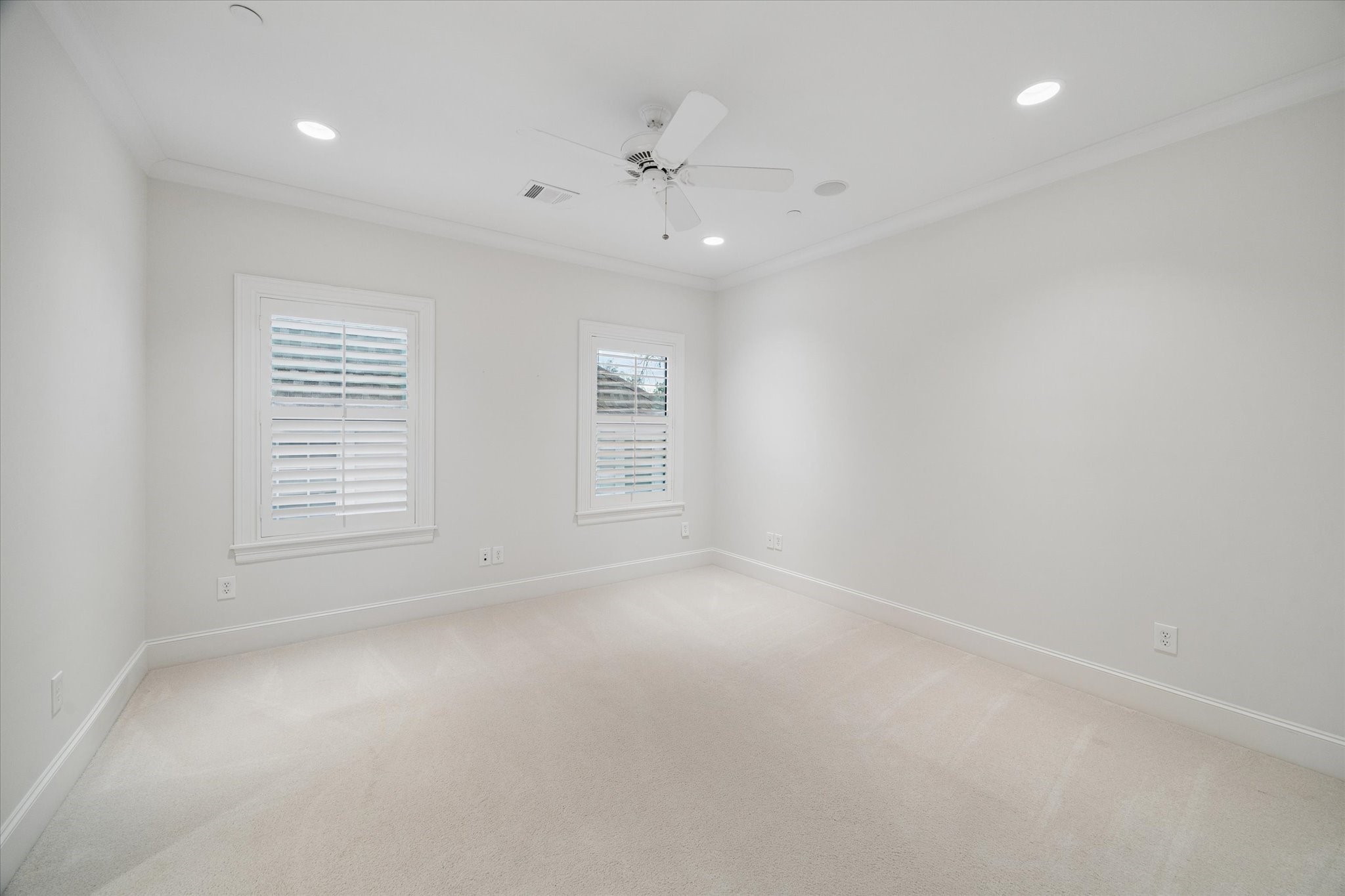 4511 Merrie Lane Bellaire, TX 77401 - Photo 35 of 46 en empty room with windows and a ceiling fan
