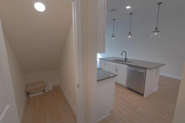 a view of a livingroom with a ceiling fan