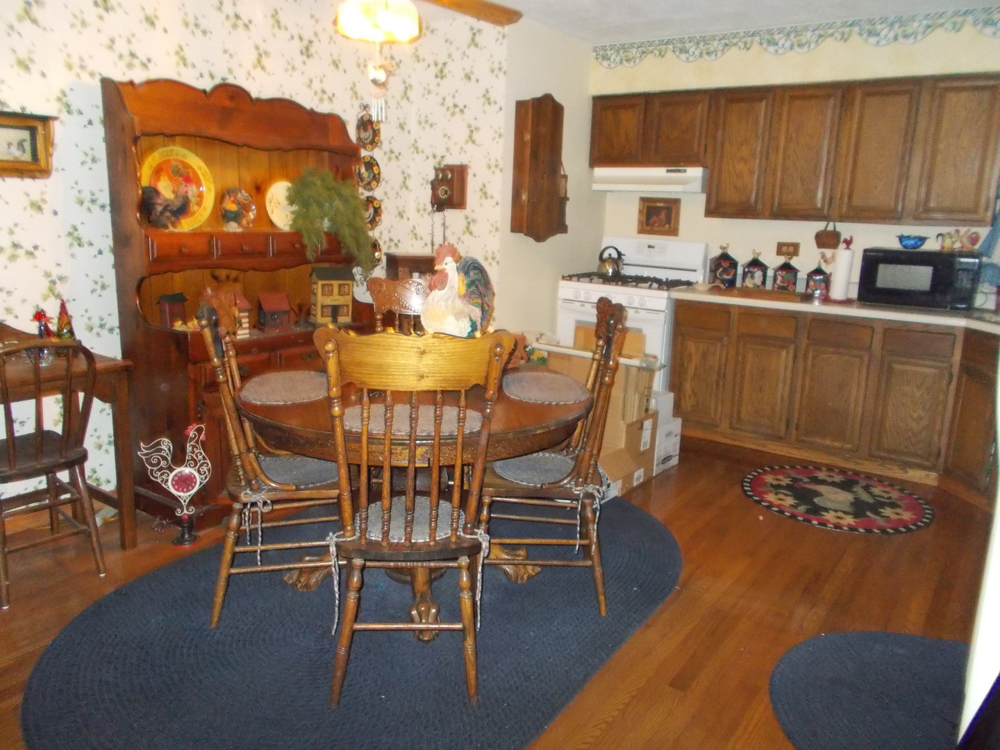 905 Winthrop Court Zion, IL 60099 - Photo 3 of 13 a dining room with furniture and wooden floor