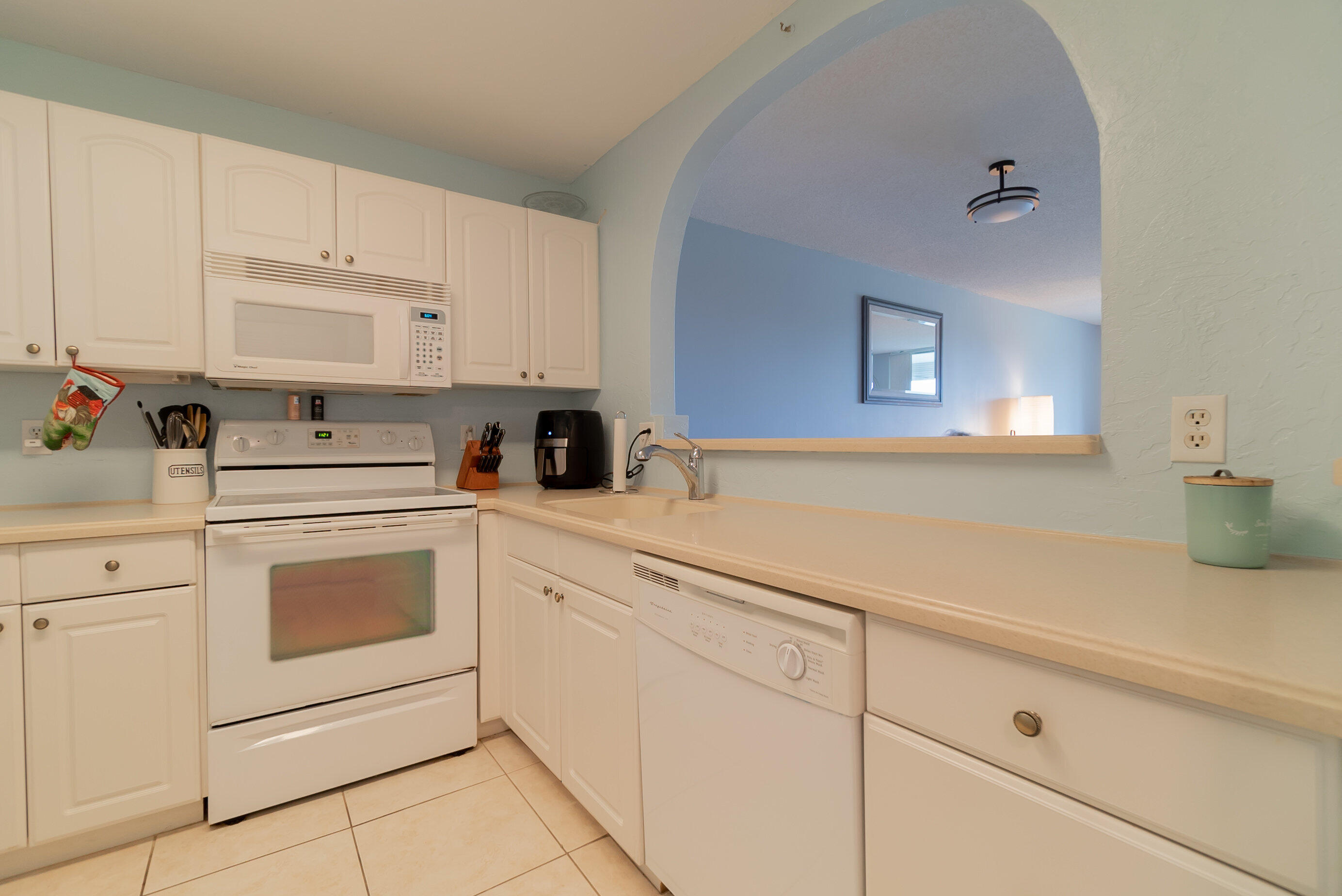 5301 Northwest 2nd Avenue, Unit 404 Boca Raton, FL 33487 - Photo 2 of 23 002_dsc05326