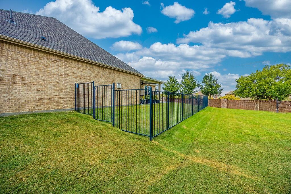 2123 Ladera Way, Unit 2123 Mansfield, TX 76063 - Photo 31 of 34 a view of a backyard with a garden