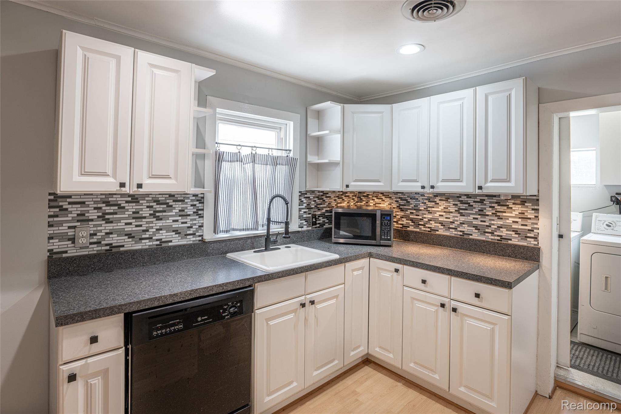 6045 Hatchery Road Waterford, MI 48327 - Photo 5 of 20 6045 hatchery road waterford-6.jpg