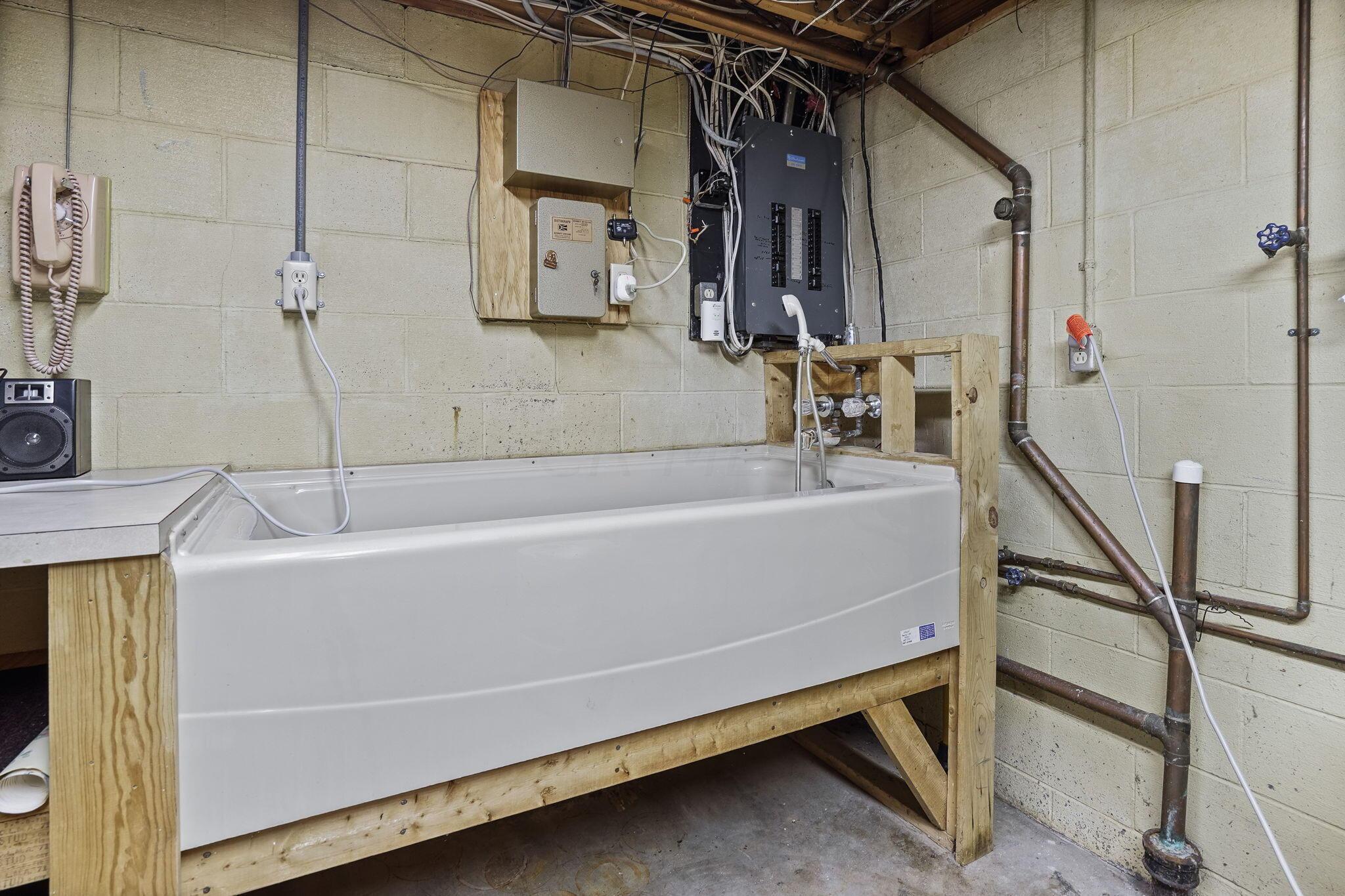 5866 Whitman Road Columbus, OH 43213 - Photo 41 of 51 DOG BATH!!!