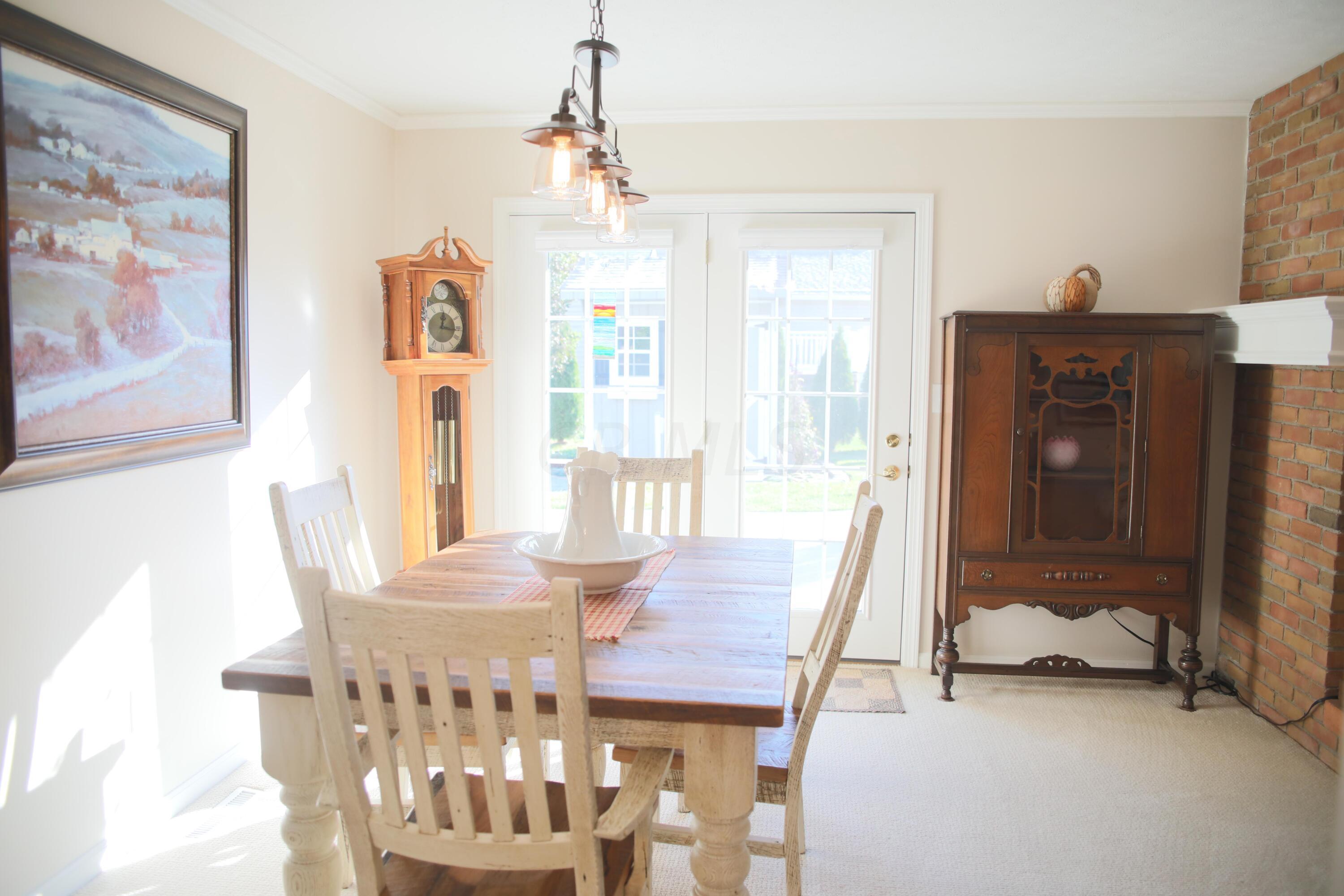 768 South Hampton Road Newark, OH 43055 - Photo 12 of 40 Dining room w/French doors to patio
