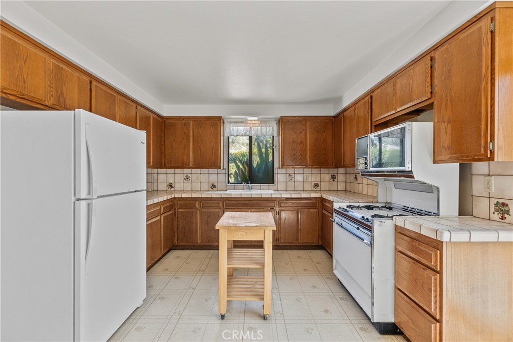 2425 Duval Road Camarillo, CA 93012 - Photo 32 of 45 guest suite kitchen