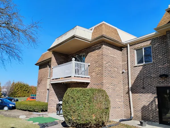 $2,300 | 910 West Alleghany Drive, Unit 2B, Arlington Heights, IL 60004