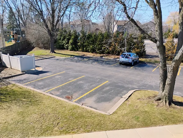 $2,300 | 910 West Alleghany Drive, Unit 2B, Arlington Heights, IL 60004