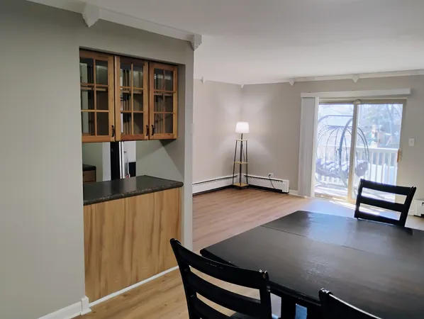 $2,300 | 910 West Alleghany Drive, Unit 2B, Arlington Heights, IL 60004