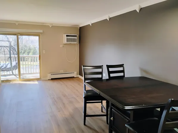 $2,300 | 910 West Alleghany Drive, Unit 2B, Arlington Heights, IL 60004