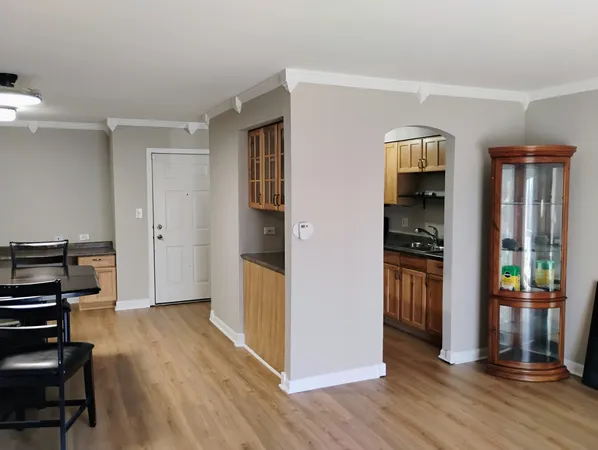 $2,300 | 910 West Alleghany Drive, Unit 2B, Arlington Heights, IL 60004