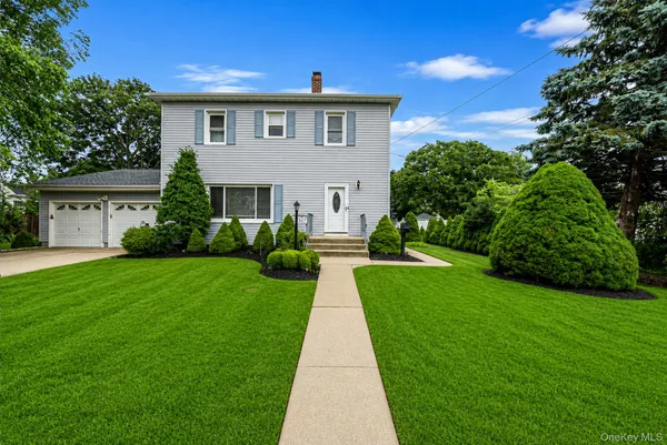 $785,000 | 527 Milligan Lane, West Islip, NY 11795