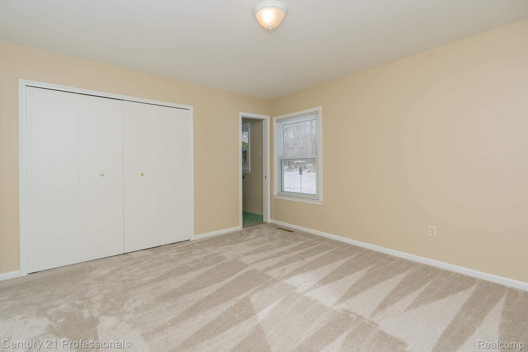 1655 Kingsmere Circle Rochester, MI 48309 - Photo 24 of 34 Master bedroom with entrance into master bathroom