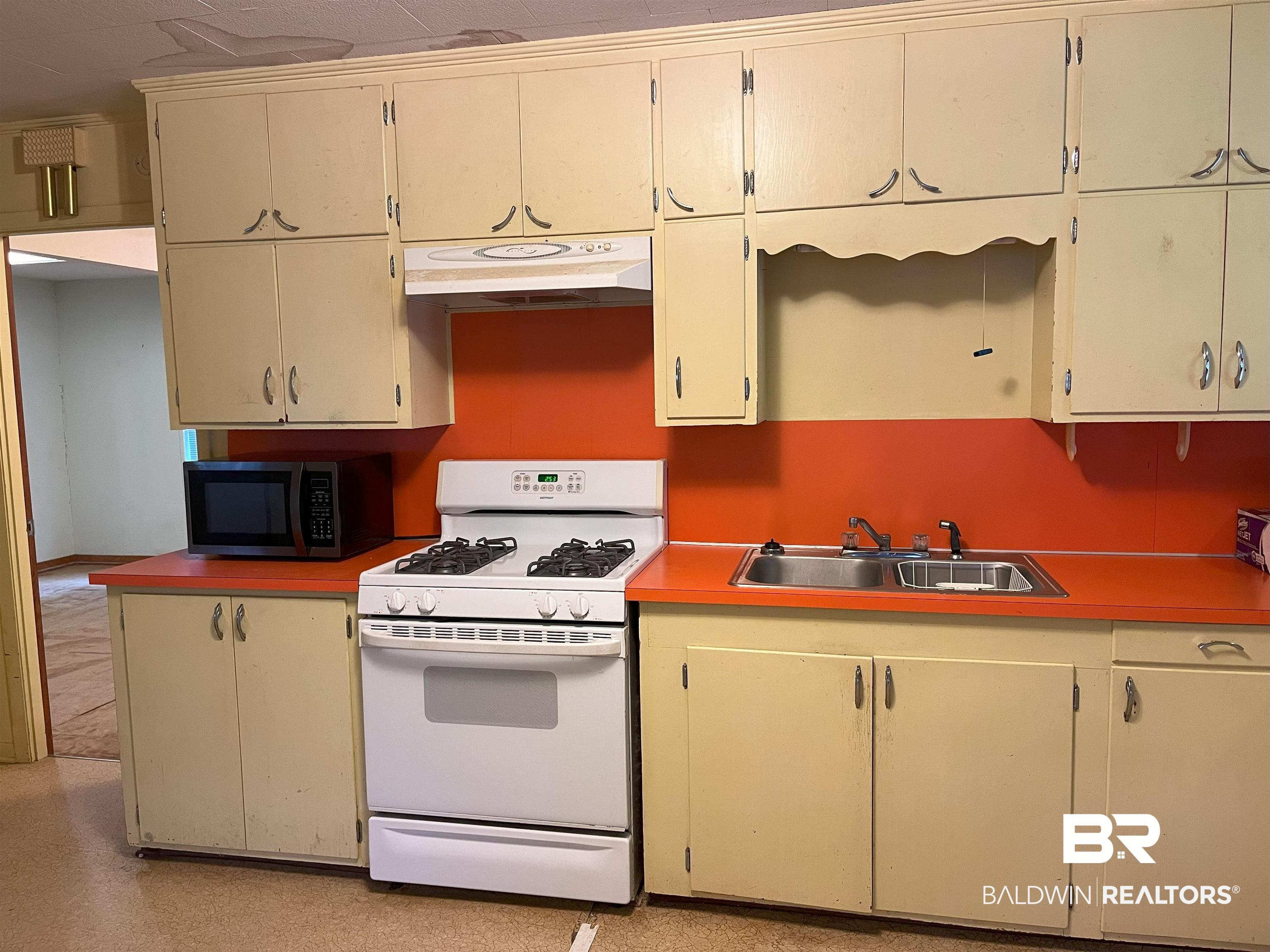 413 North Alston Street Foley, AL 36535 - Photo 17 of 18 Kitchen