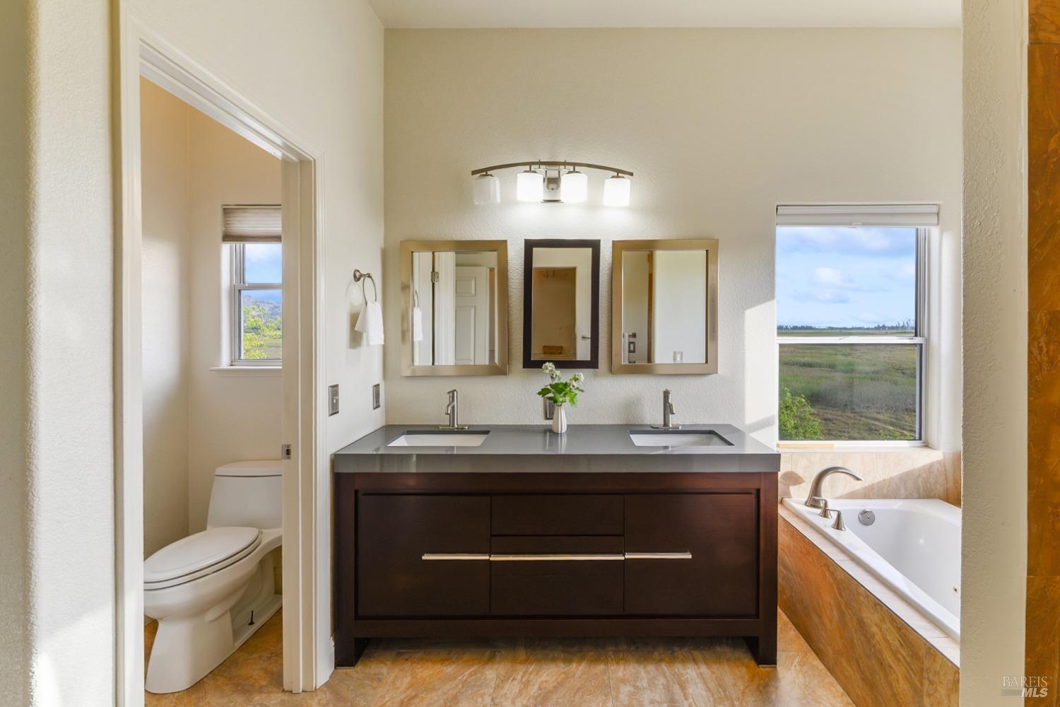 9 Regatta Way Napa, CA 94559 - Photo 10 of 20 a bathroom with a toilet a sink and bathtub