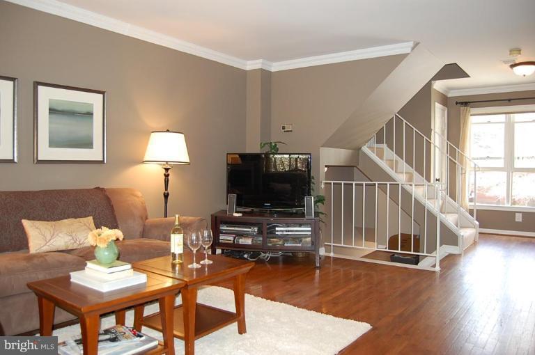 2107 North Rolfe Street, Unit D Arlington, VA 22209 - Photo 3 of 23 LIVING ROOM