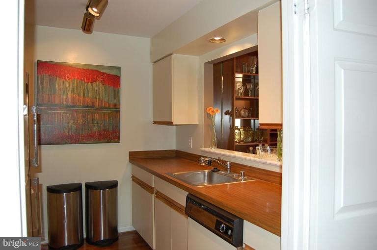 2107 North Rolfe Street, Unit D Arlington, VA 22209 - Photo 7 of 23 KITCHEN