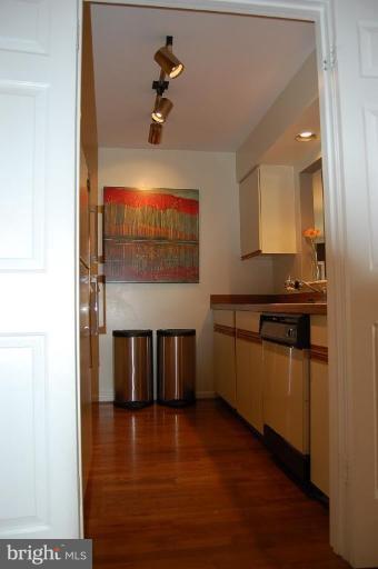 2107 North Rolfe Street, Unit D Arlington, VA 22209 - Photo 9 of 23 KITCHEN