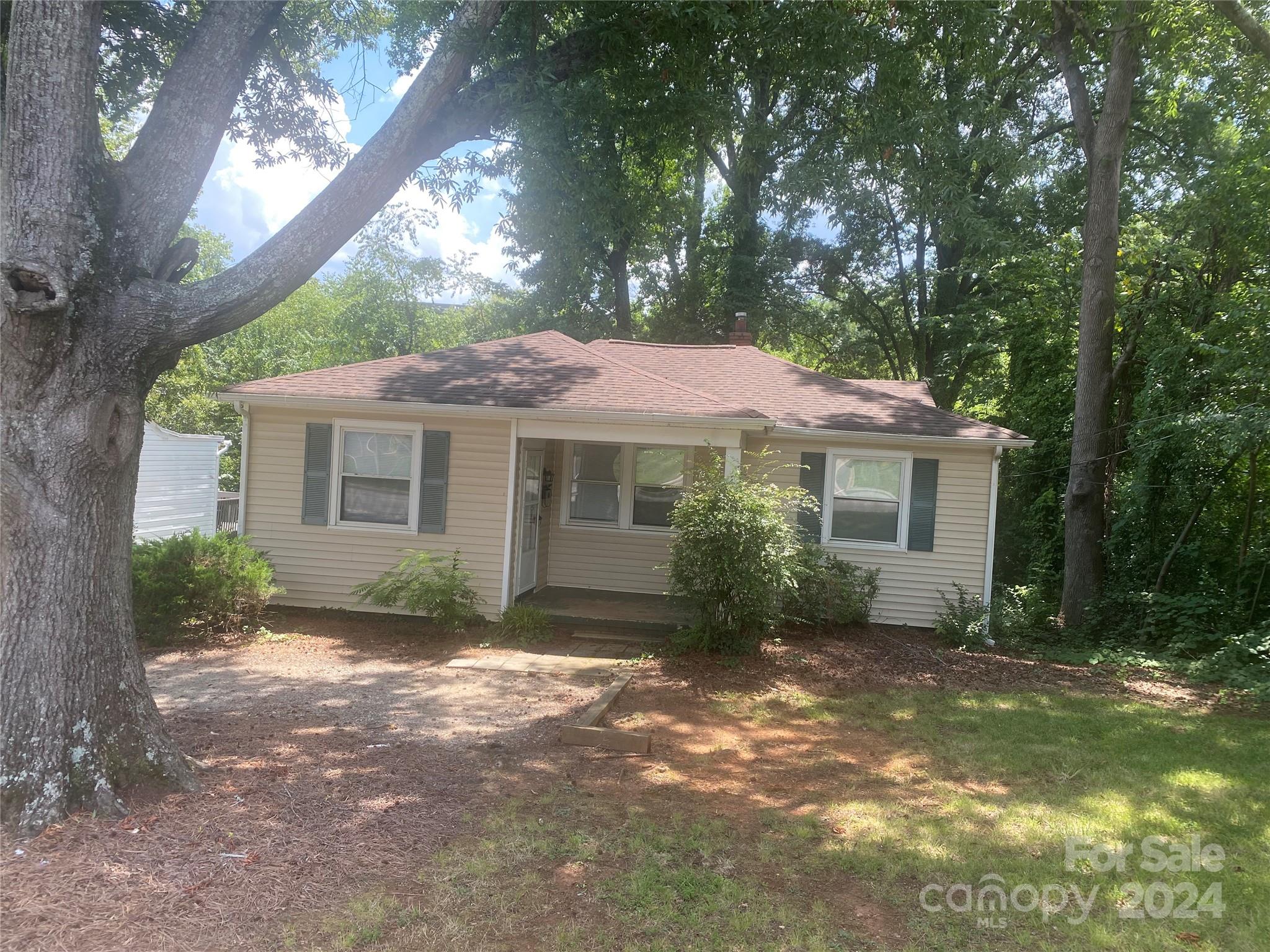 a view of a house with a yard