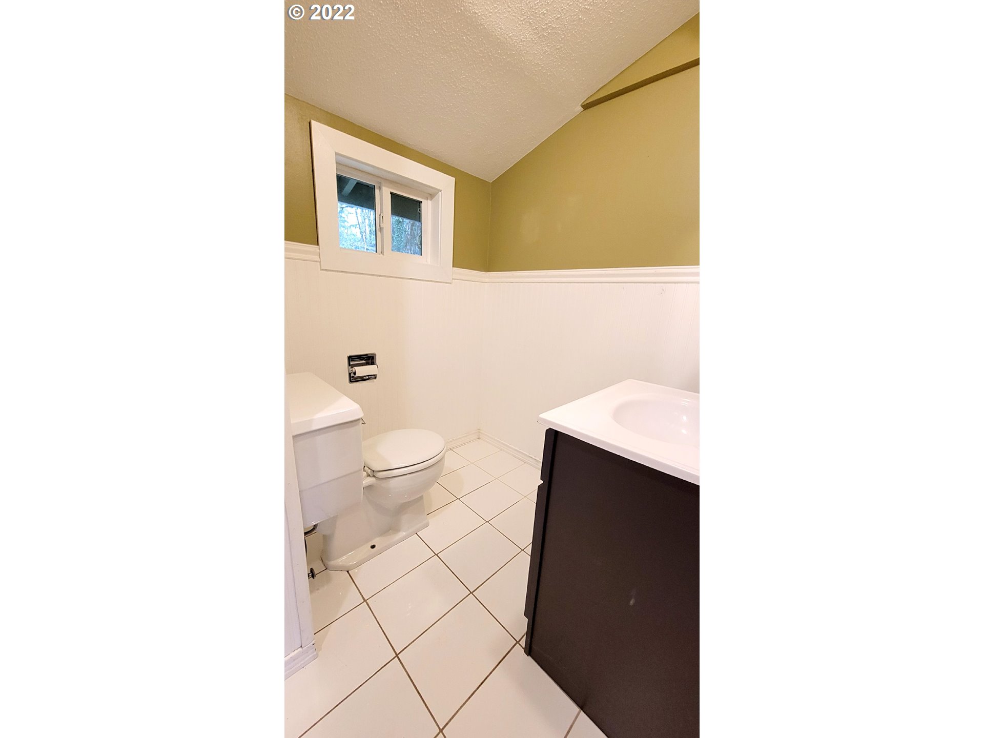 90672 Hill Road Springfield, OR 97478 - Photo 12 of 29 a bathroom with a toilet and a sink