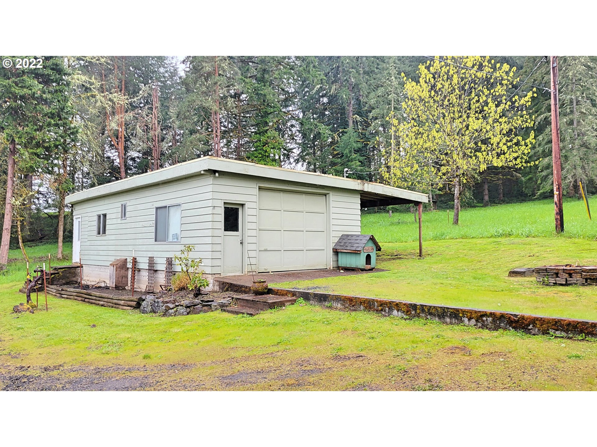 90672 Hill Road Springfield, OR 97478 - Photo 13 of 29 a house view with a backyard space