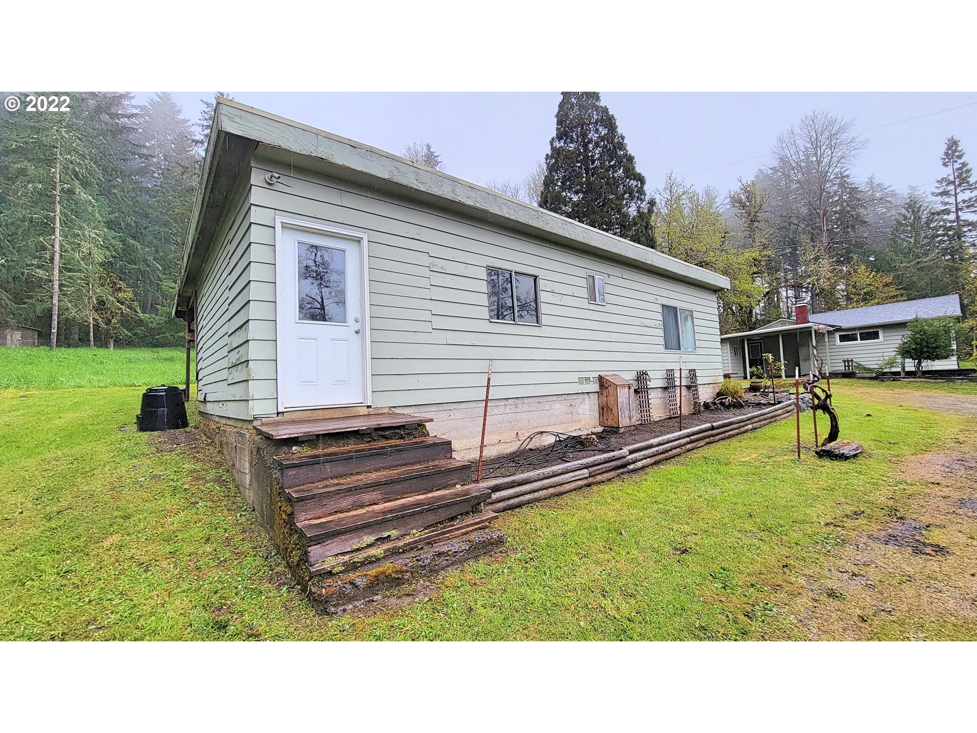 90672 Hill Road Springfield, OR 97478 - Photo 16 of 29 a backyard with a garden and entertaining space