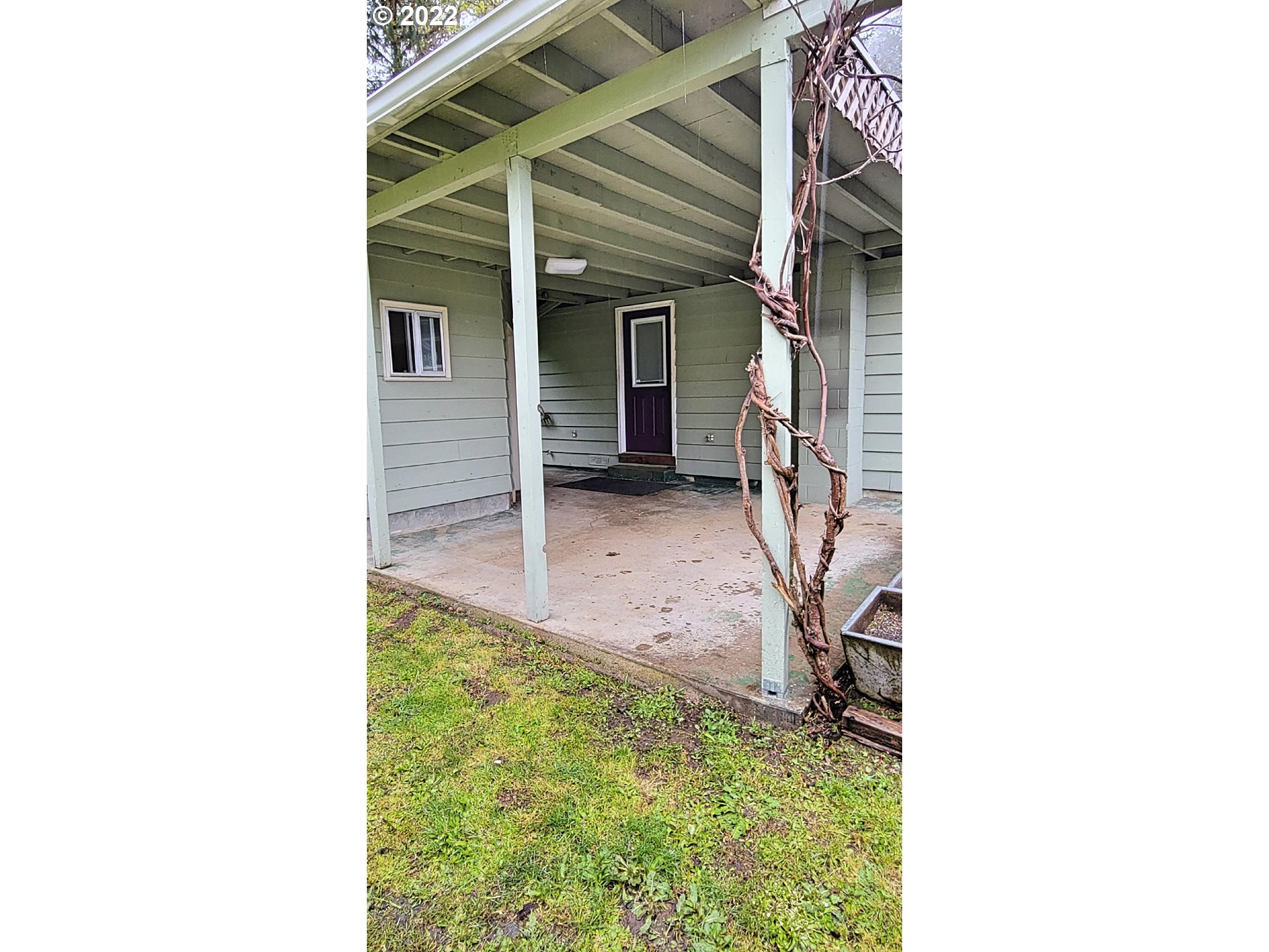 90672 Hill Road Springfield, OR 97478 - Photo 18 of 29 a backyard of a house with barbeque oven