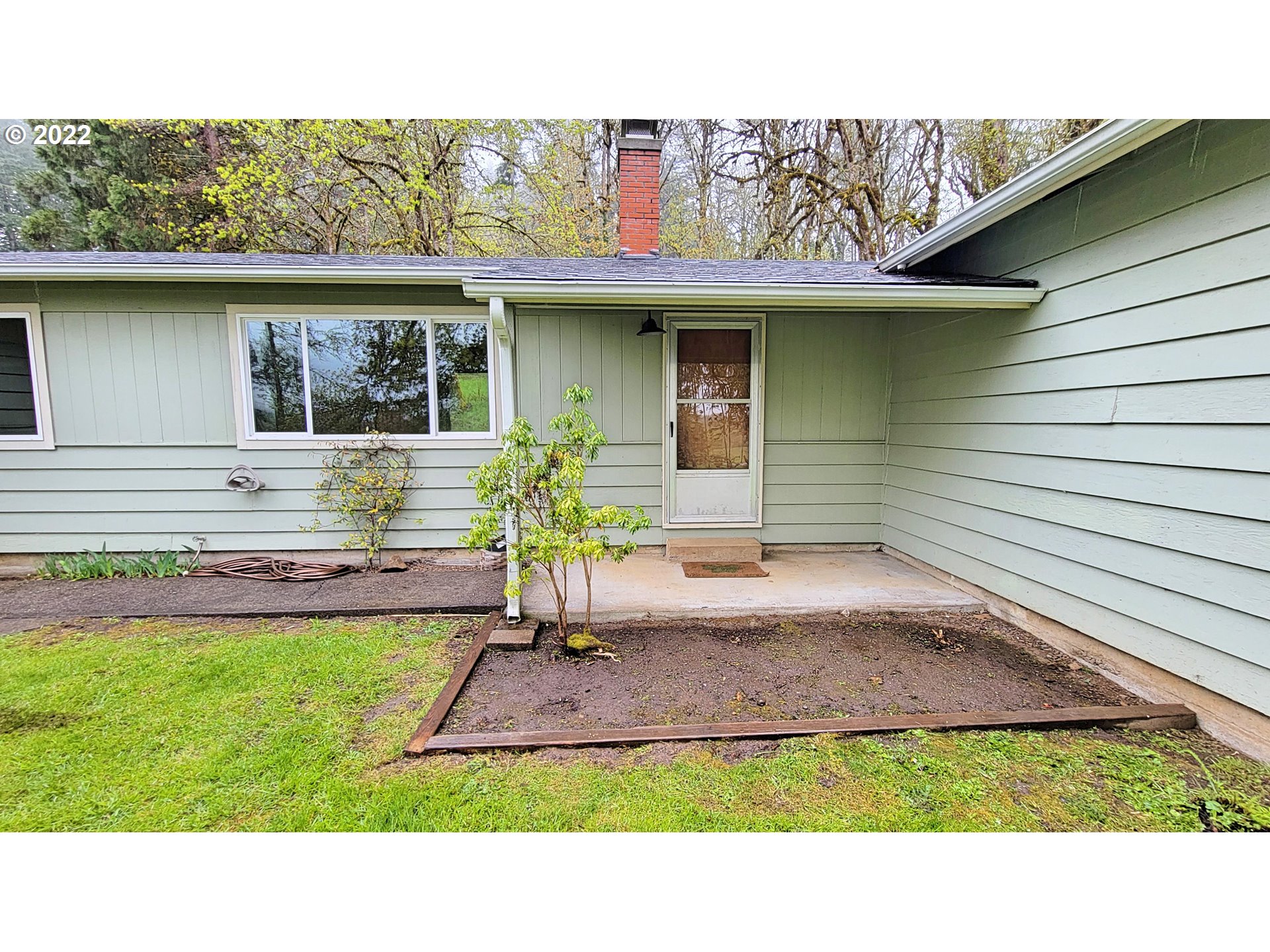 90672 Hill Road Springfield, OR 97478 - Photo 2 of 29 a view of a house with a yard