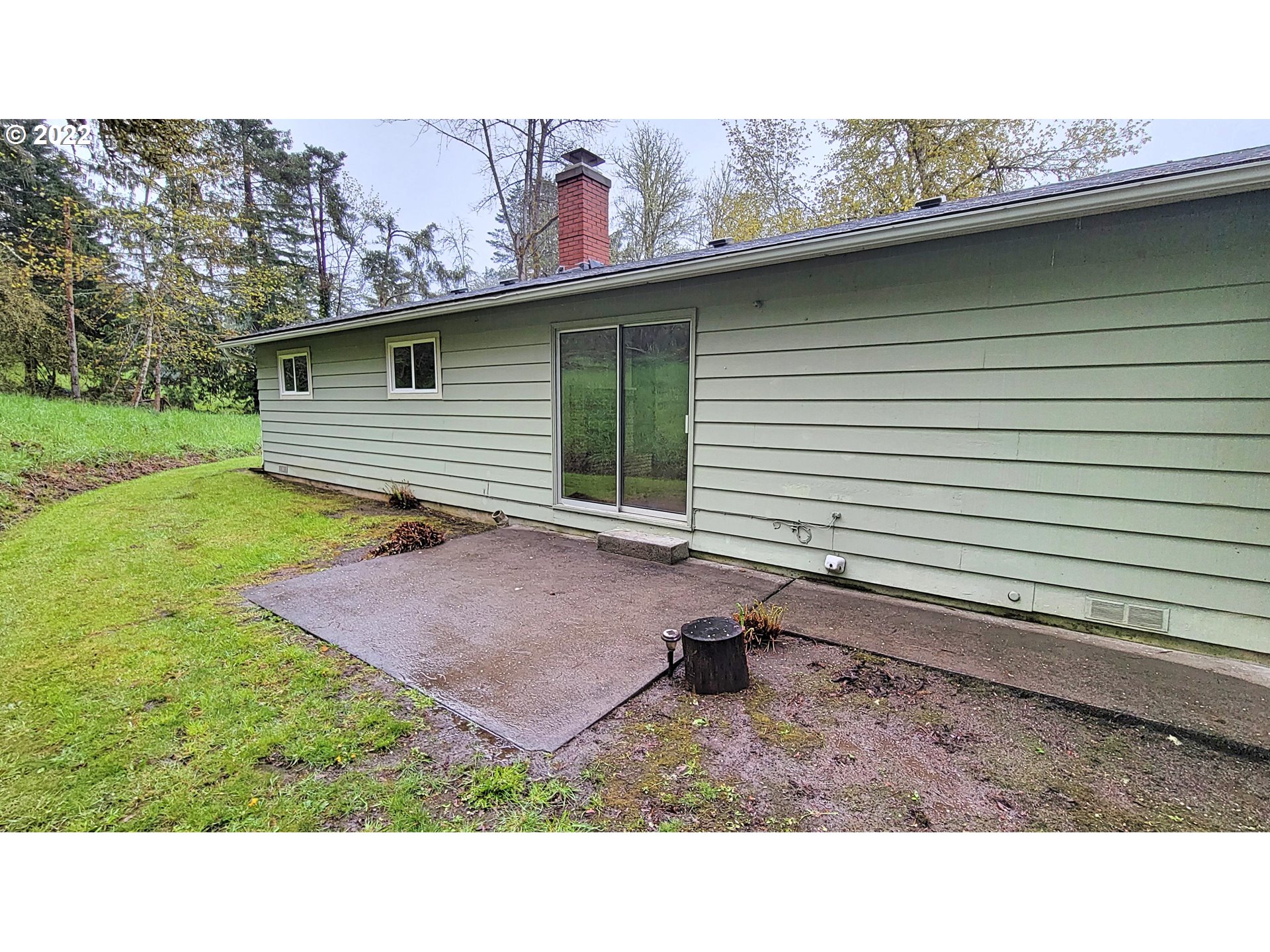 90672 Hill Road Springfield, OR 97478 - Photo 21 of 29 a backyard of a house with lots of green space