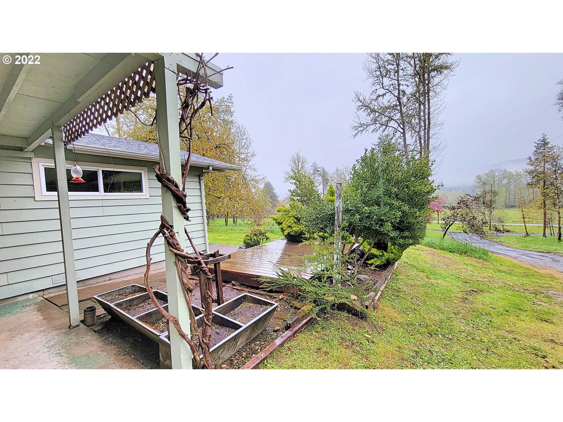 90672 Hill Road Springfield, OR 97478 - Photo 26 of 29 a backyard of a house with table and chairs
