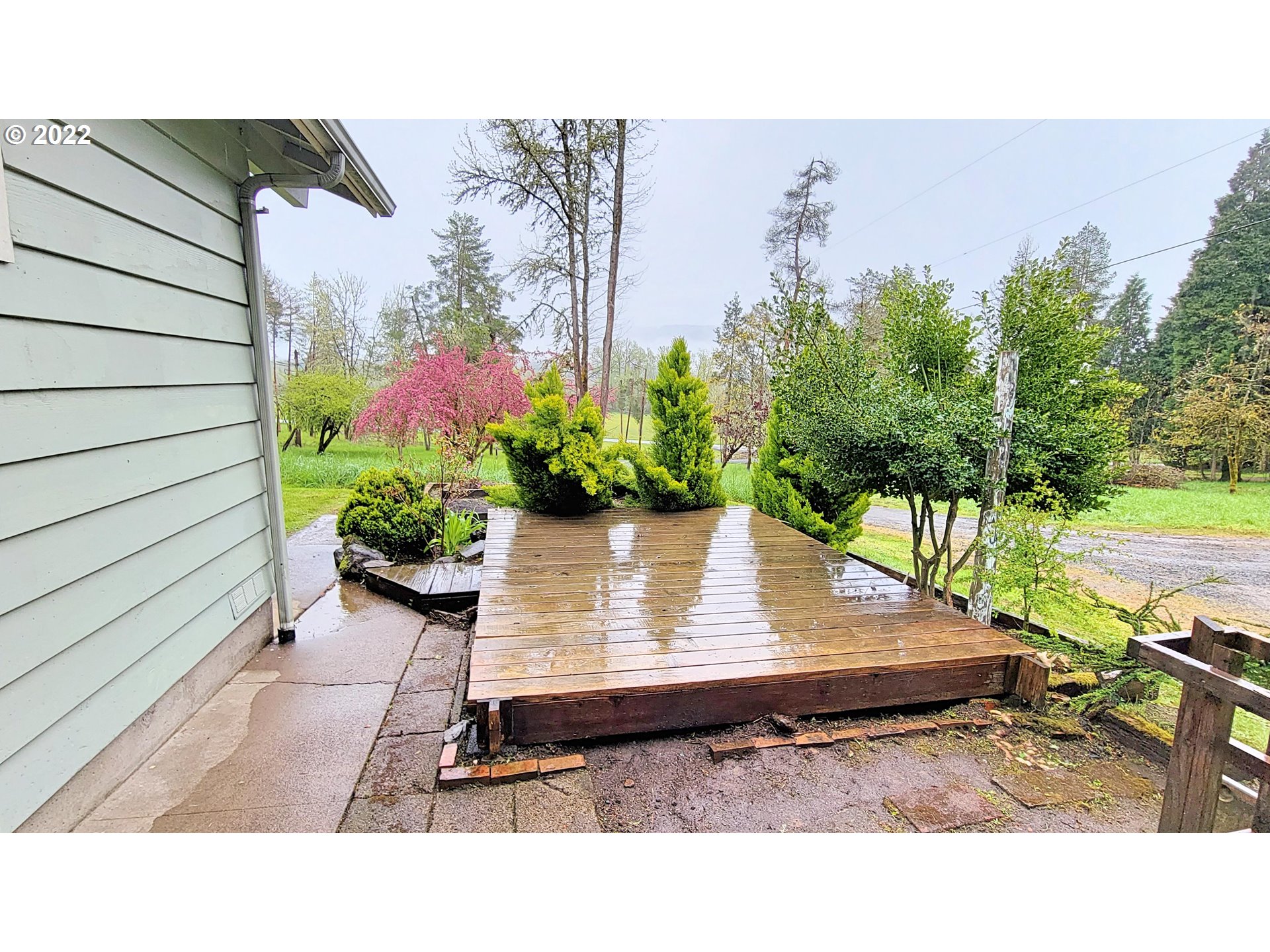 90672 Hill Road Springfield, OR 97478 - Photo 27 of 29 a picture of a table and chairs in patio