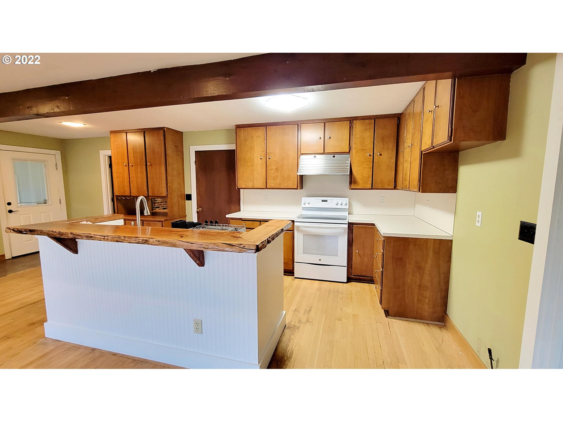 90672 Hill Road Springfield, OR 97478 - Photo 4 of 29 a kitchen with kitchen island sink stove and refrigerator