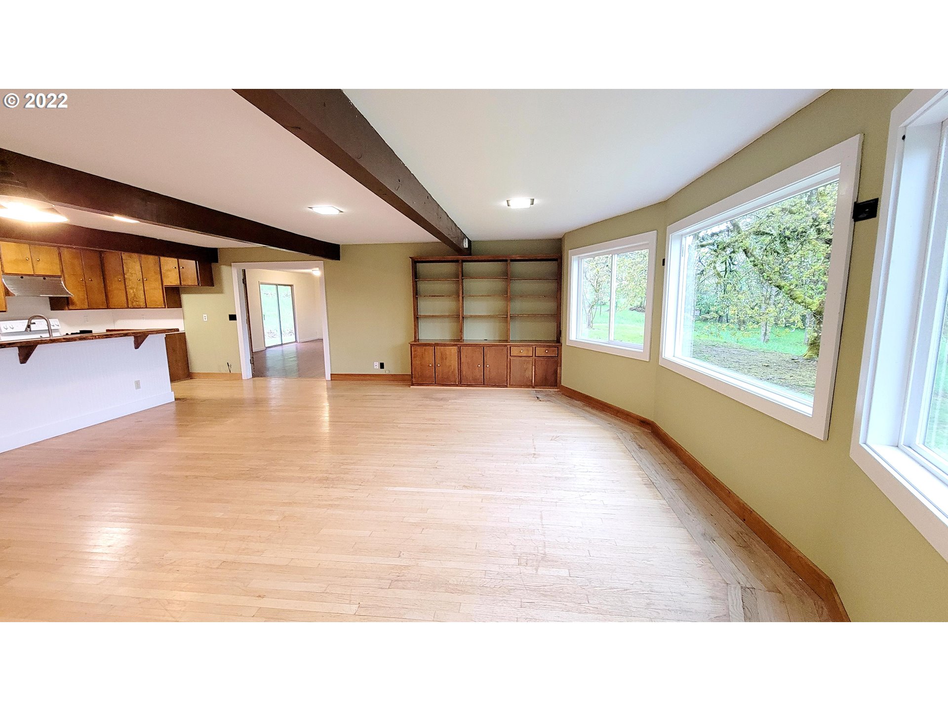 90672 Hill Road Springfield, OR 97478 - Photo 6 of 29 a living room with a large window