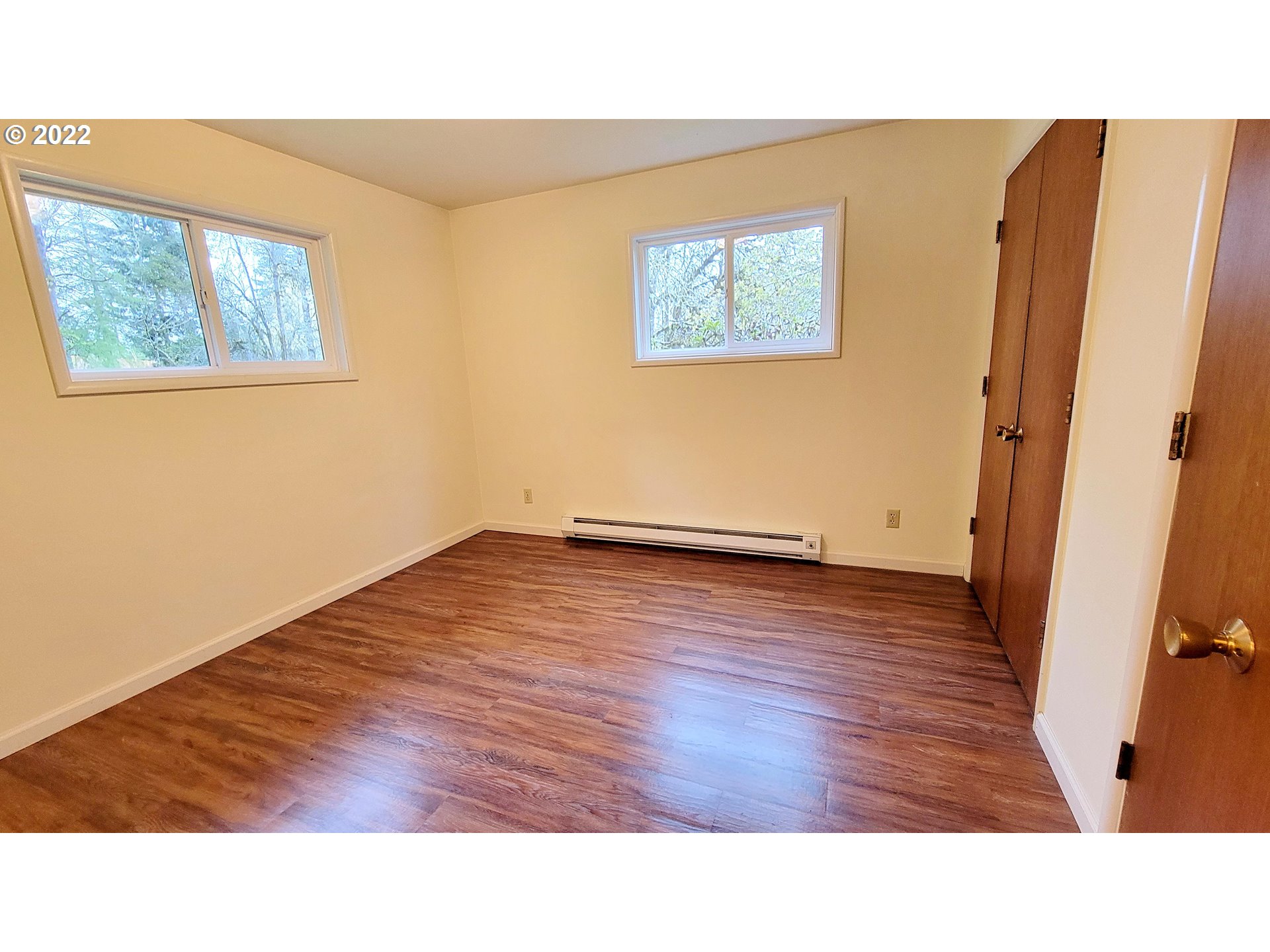 90672 Hill Road Springfield, OR 97478 - Photo 8 of 29 a room with wooden floor and windows