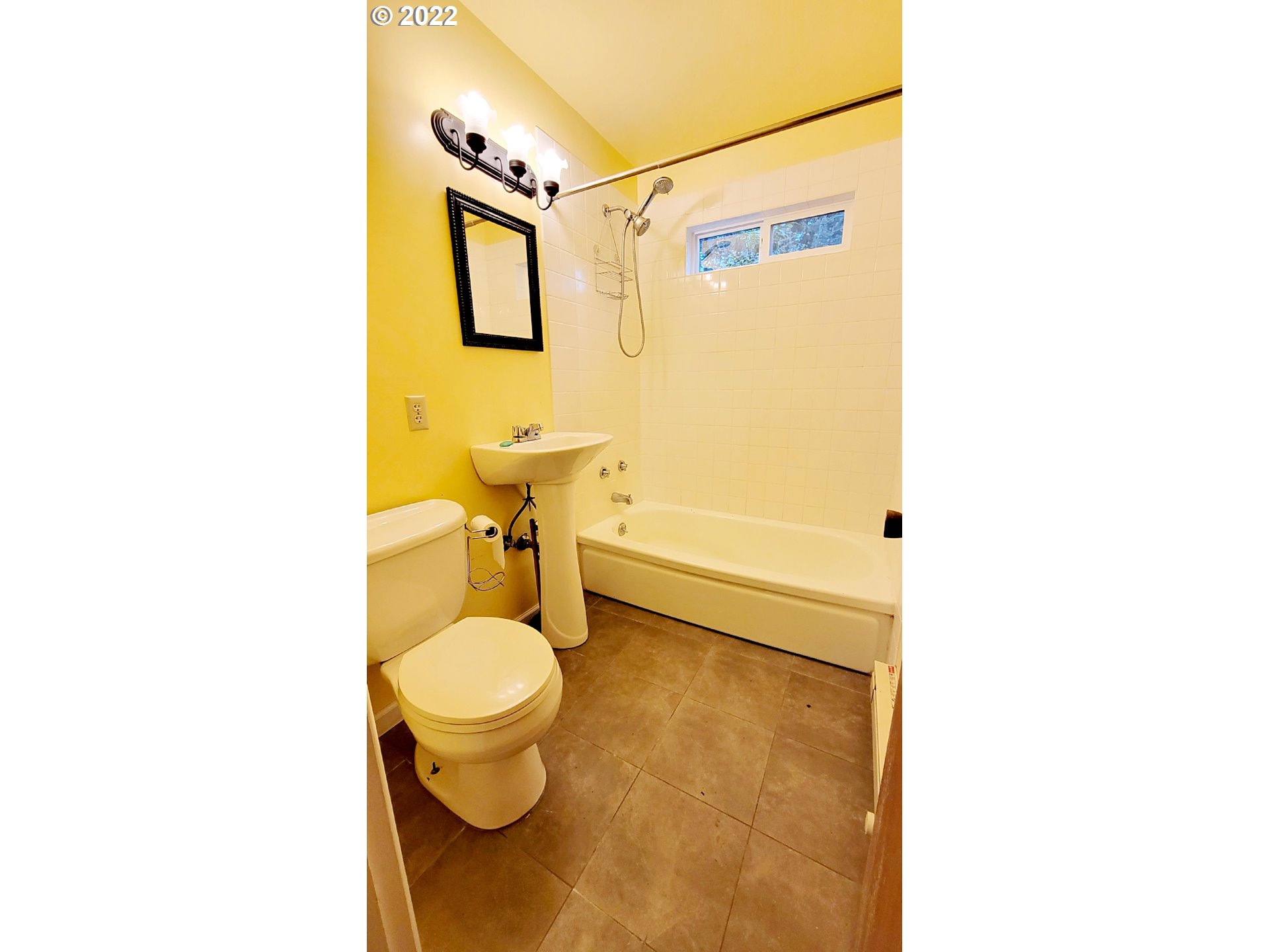 90672 Hill Road Springfield, OR 97478 - Photo 10 of 29 a bathroom with a toilet and a shower
