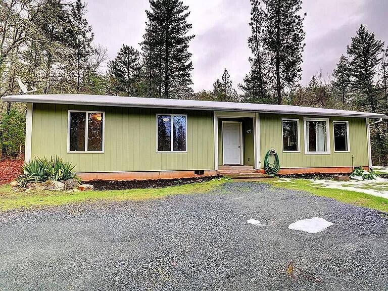 1725 Summit Loop Grants Pass, OR 97527 - Photo 1 of 37 1