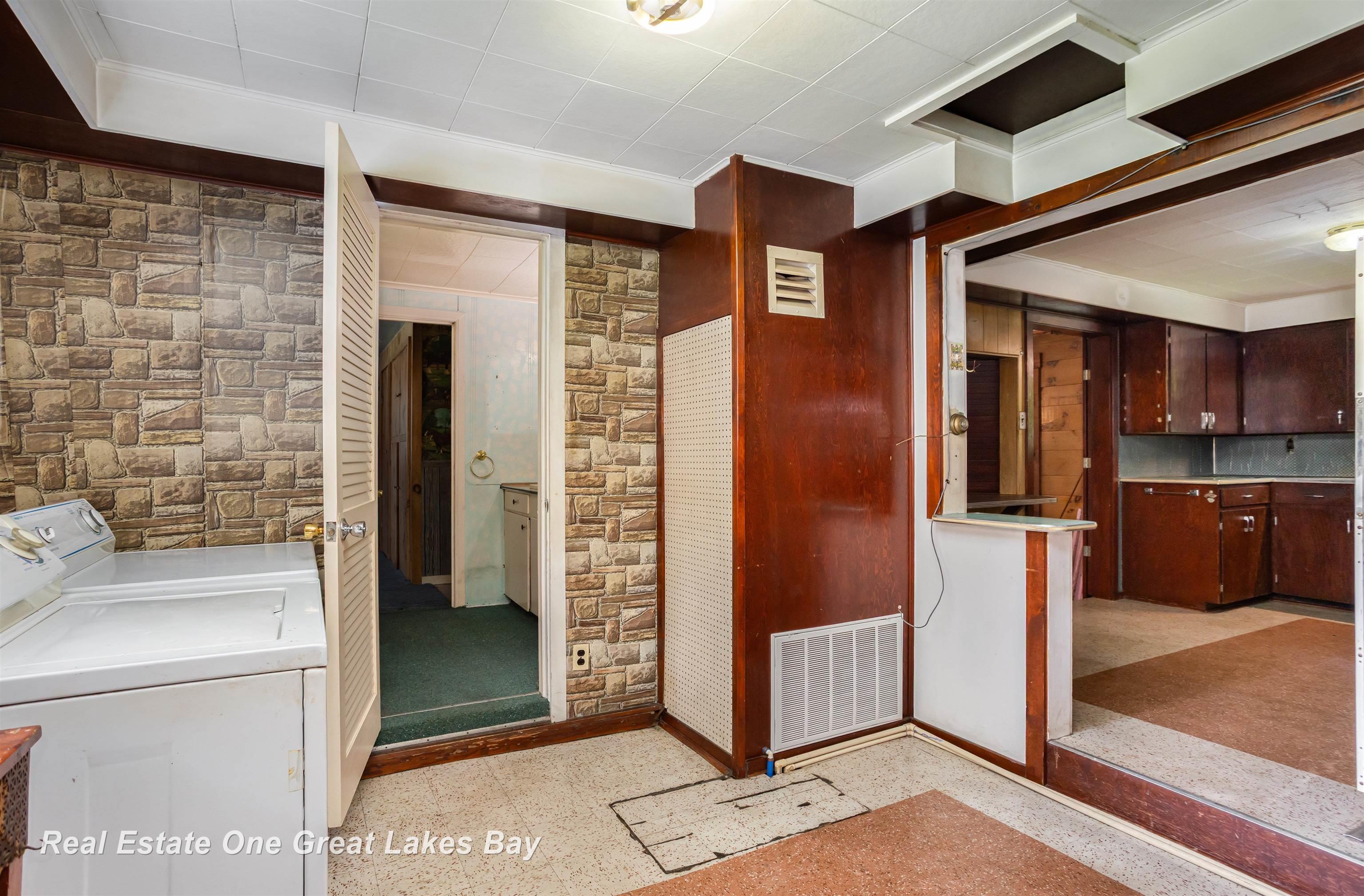 205 North Everett Road Harrisville, MI 48740 - Photo 14 of 39 Laundry room