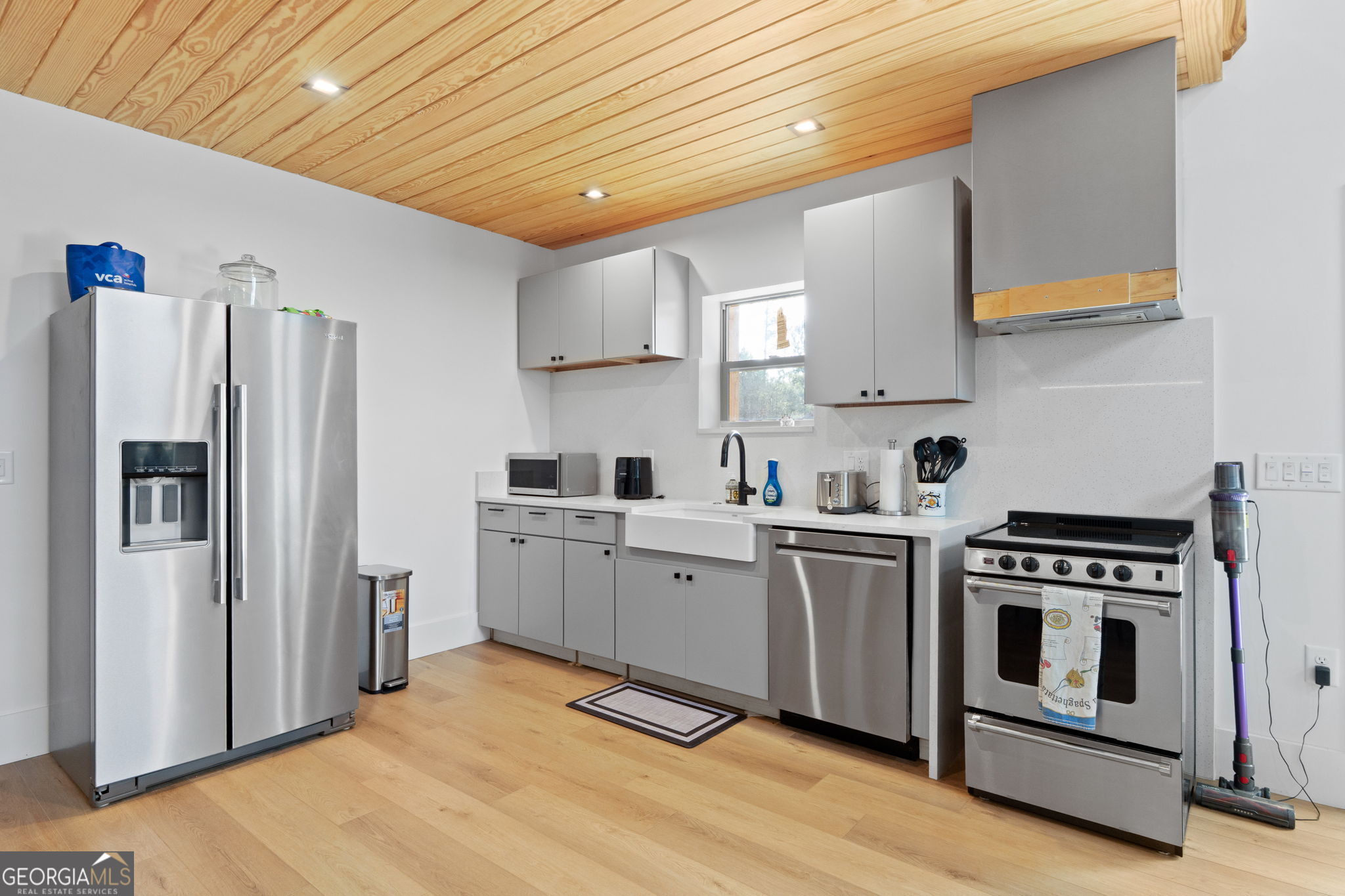 1140 City Pond Road Barnesville, GA 30204 - Photo 9 of 37 a kitchen with a stove a refrigerator and a sink