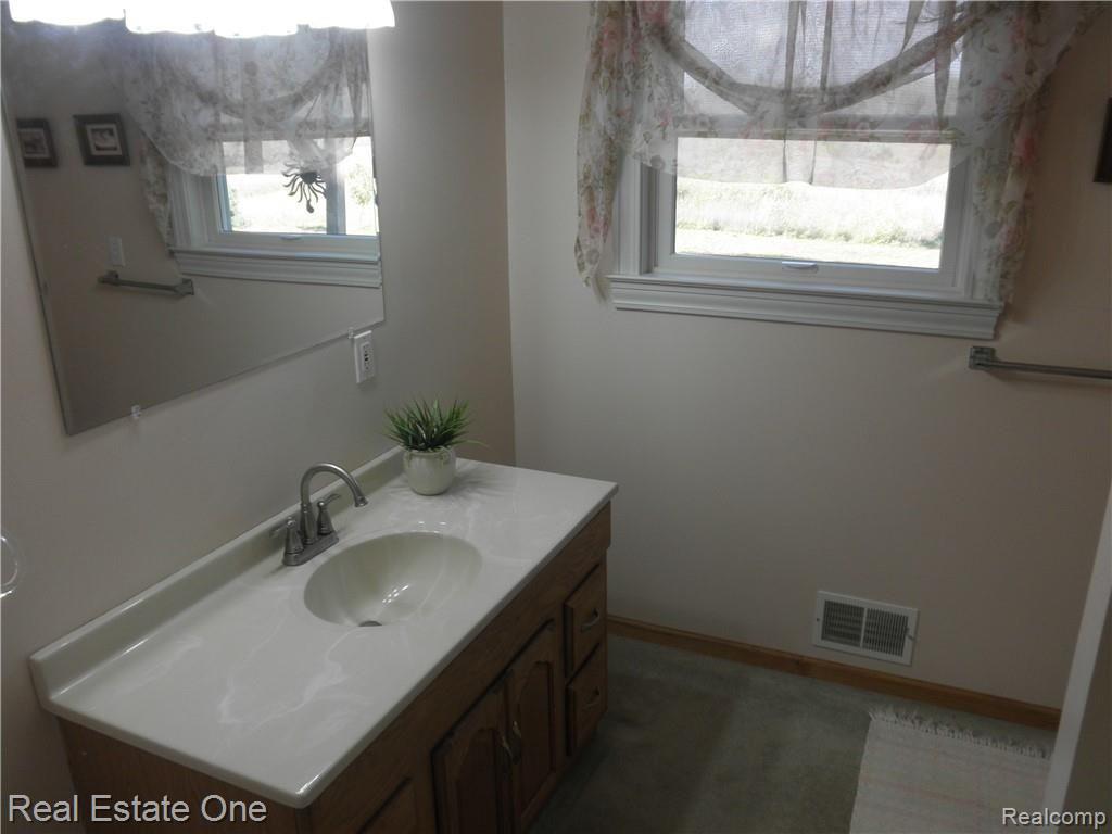 1452 South Crawford Road Deford, MI 48729 - Photo 23 of 49 Main level full bath.JPG