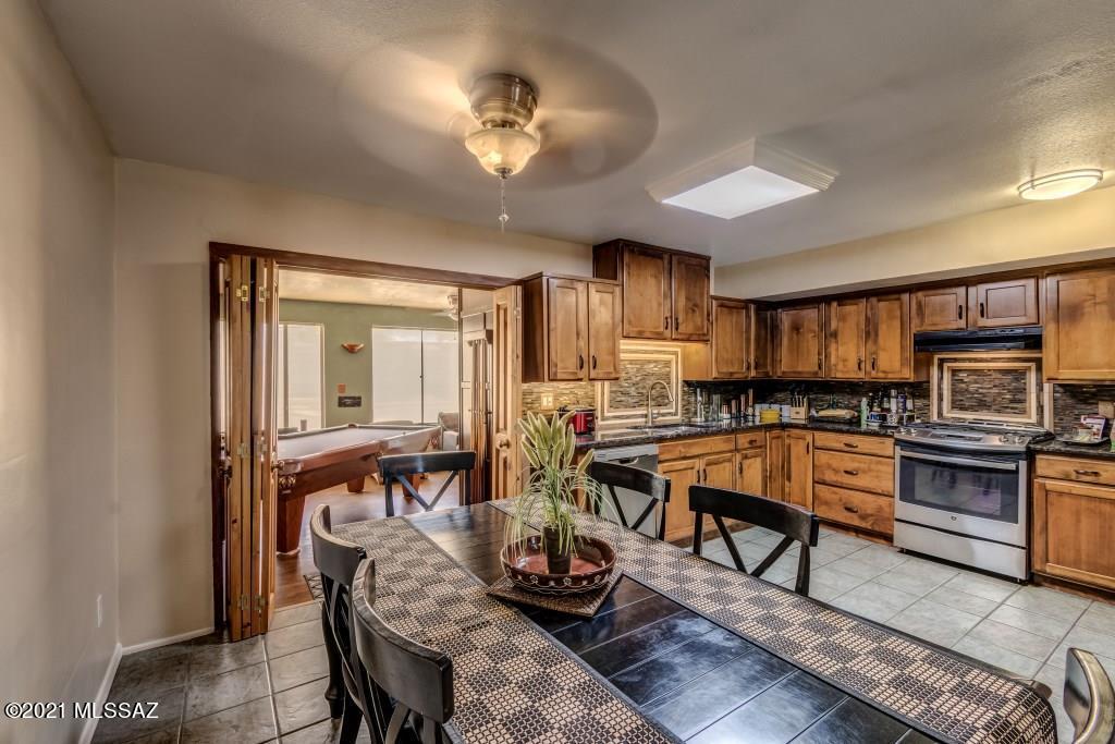 1901 West Romany Road Tucson, AZ 85713 - Photo 5 of 37 a view of a dining room with furniture