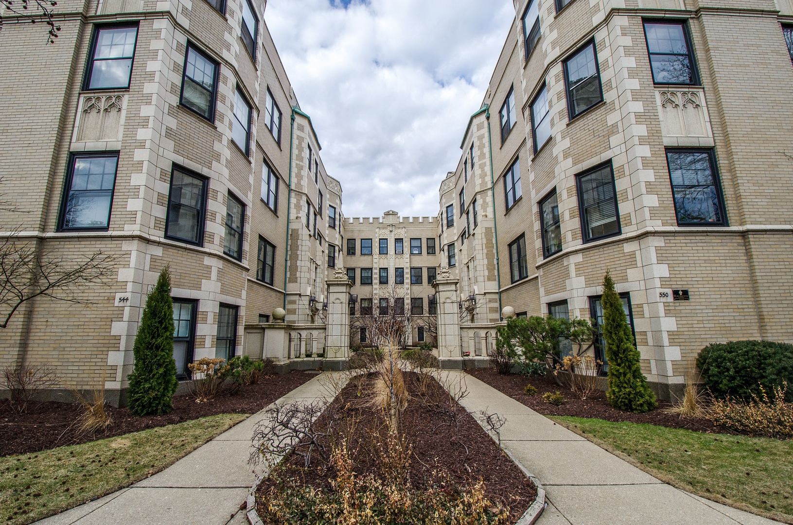 548 Sheridan Road, Unit 3N Evanston, IL 60202 - Photo 1 of 11