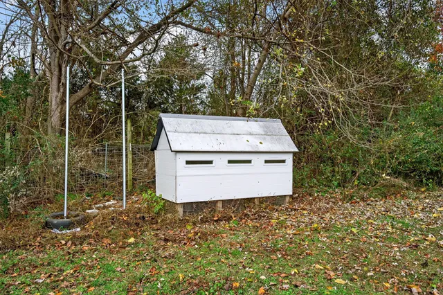 a view of a house with backyard