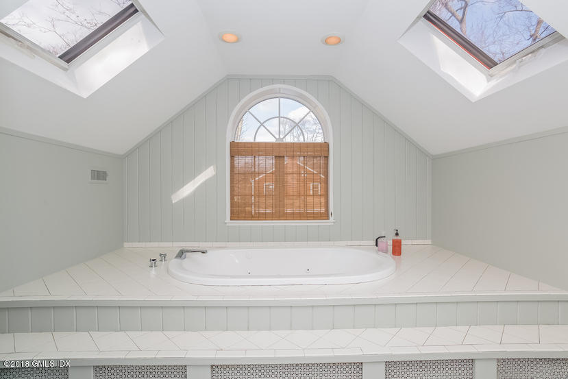 18 Spring Street Riverside, CT 06878 - Photo 24 of 35 034-Master_Bathroom-5275992-small